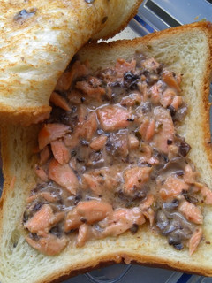 Foto resep Salmon toast with mushroom cream sauce by HonestFood