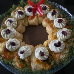 A picture of Paneer puff pastry xmas wreath.