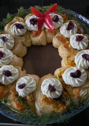 A picture of Paneer puff pastry xmas wreath.
