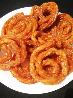सिंघाडे के आटे की जलेबी (Singhade ke aate ki jalebi recipe in Hindi) रेसिपी मुख्य फोटो