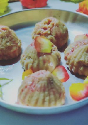 A picture of Rose flavoured Modak.