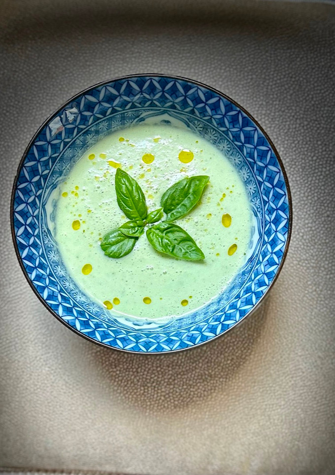 Una foto de Sopa helada de pepino y yogur