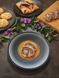 Rotolo di tacchino farcito servito con corn biscuit e maple cranbarry