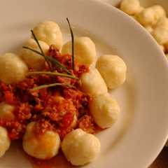 A picture of Ñoquis soufflé.