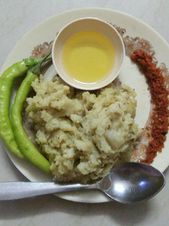 ચોખાનો લોટ અને પૌઆનુ ખીચું (Chokha Flour Pauva Khichu Recipe In Gujarati) રેસીપી મુખ્ય ફોટો