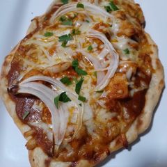 A picture of Butter Chicken Pizza on Naan.