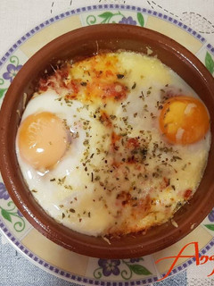 Una foto de Huevos a la cazoleta con chorizo y queso fundido