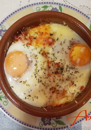Una foto de Huevos a la cazoleta con chorizo y queso fundido