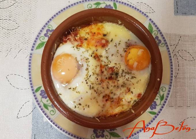 Foto principal de Huevos a la cazoleta con chorizo y queso fundido