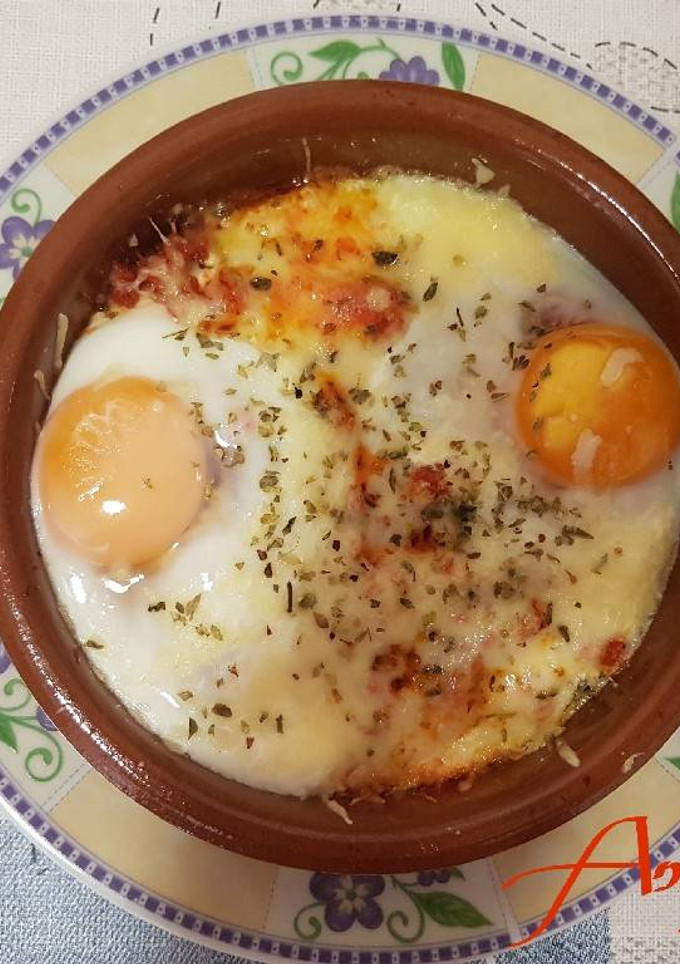Una foto de Huevos a la cazoleta con chorizo y queso fundido