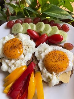 صورة لوصفة فطور صحي البيض مع توست البذور الكاملة وفلفل الوان وخيار وطماطم وعنب🥒🫑🌶️🥚🧀🍳🥪🍇🍅