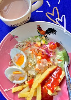 รูปของ อาหารเช้าง่ายๆ สลัดไข่ต้ม+เฟรนไฟร์ทอด 🥚🥗