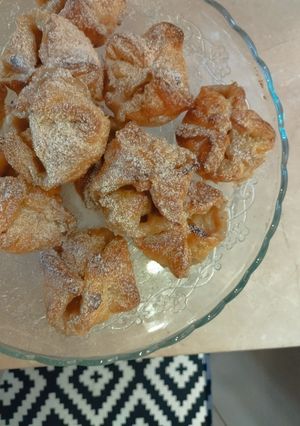 A picture of Mini Apple Pies with Vanilla Cream.