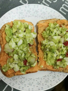 Una foto de Tostadas de aguacate