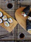Temakis e rolinhos de salmão e abacate com queijo-creme e cebolinho