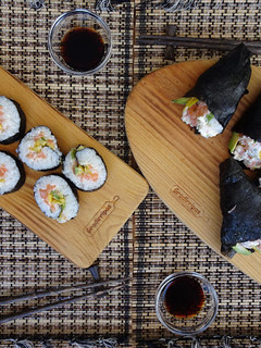 Foto de Temakis e rolinhos de salmão e abacate com queijo-creme e cebolinho