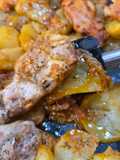 Pollo al horno con salsa y patatas