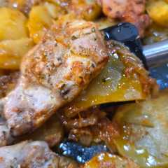 Una foto de Pollo al horno con salsa y patatas