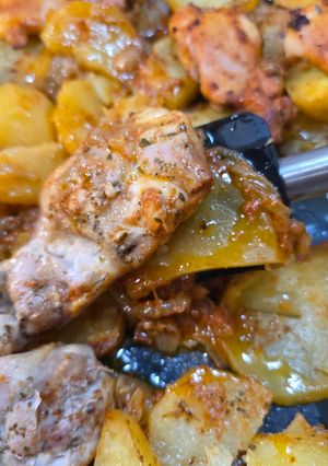 Una foto de Pollo al horno con salsa y patatas