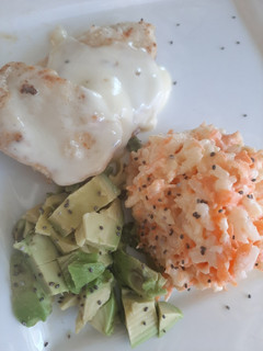Una foto de Pollo a la plancha con ensalada fresca