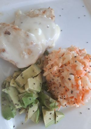 Una foto de Pollo a la plancha con ensalada fresca