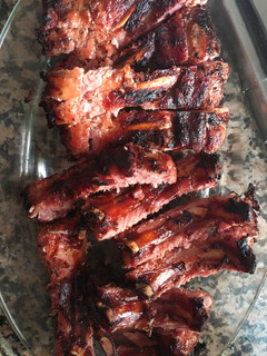Una foto de Costillas aliñadas a la barbacoa con papas delux caseras