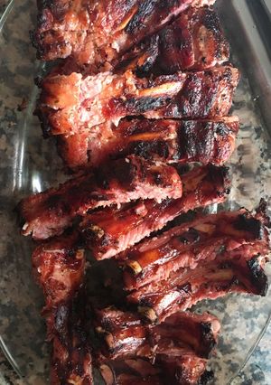 Una foto de Costillas aliñadas a la barbacoa con papas delux caseras