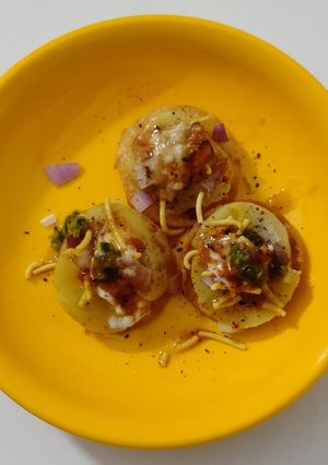 પાપડી ચાટ પૂરી (Papdi Chaat Poori Recipe In Gujarati) રેસીપી મુખ્ય ફોટો
