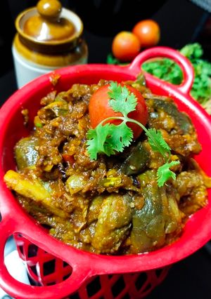 लबाबदार टमाटर बैंगन (Lababdar tamatar baingan recipe in hindi) रेसिपी मुख्य फोटो