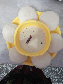 रवा इडली (rava idli recipe in Hindi) रेसिपी मुख्य फोटो