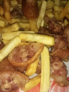 Una foto de Rabo de cerdo frito con patatas