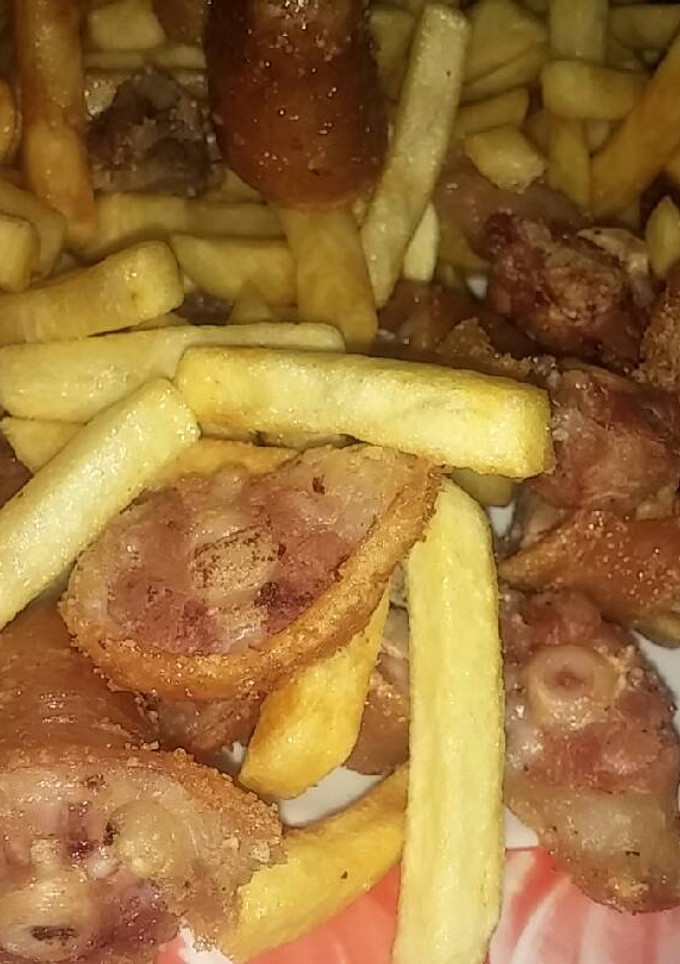 Una foto de Rabo de cerdo frito con patatas
