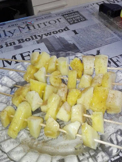 Una foto de Pincho de frutas