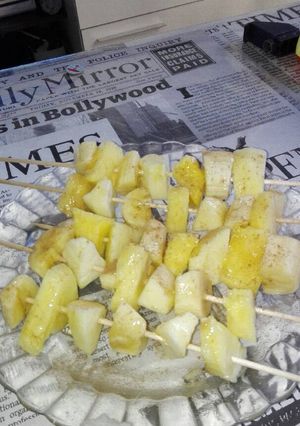 Una foto de Pincho de frutas