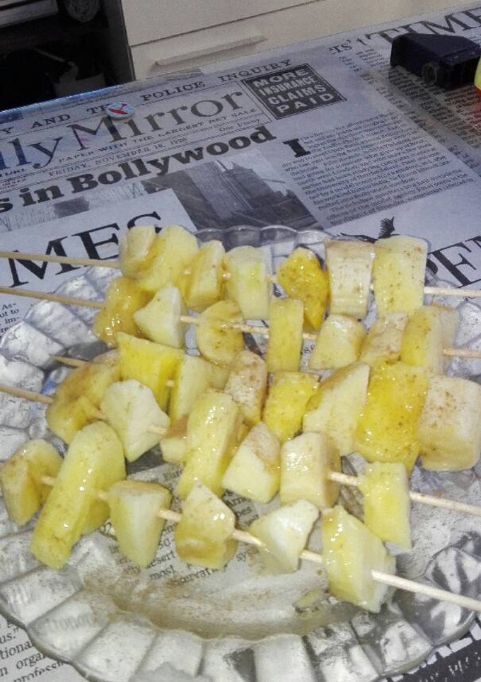 Una foto de Pincho de frutas