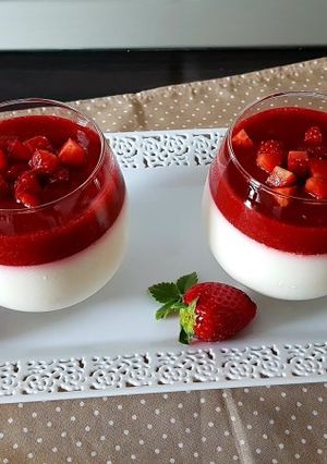 O poză a rețetei Panna Cotta cu căpșuni.