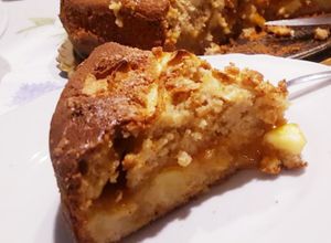 Foto di Torta di mele, Amaretti e Marsala con confettura di albicocche