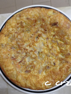 Una foto de Tortilla con carne de esqueleto de pollo