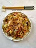 Yakisoba - Noodles saltati in padella con maiale e verdure