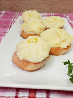 Una foto de Ajillo albaceteño (puré de patata con yema de huevo)