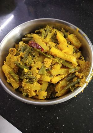 A picture of Borboti (pea bean)sabzi.