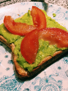 Una foto de Tostado con guacamole y 🍅