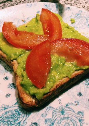 Una foto de Tostado con guacamole y 🍅