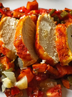 Una foto de Pollo al curry/pimentón con ensalada de calabaza y pimientos