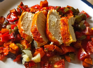 Una foto de Pollo al curry/pimentón con ensalada de calabaza y pimientos