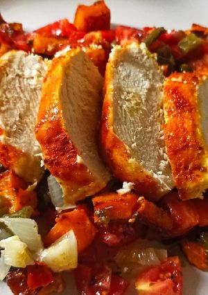 Una foto de Pollo al curry/pimentón con ensalada de calabaza y pimientos