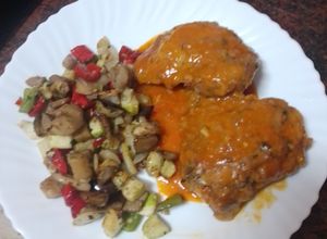 Una foto de Muslos de pollo en salsa con menestra de verduras y setas en freidora de aire
