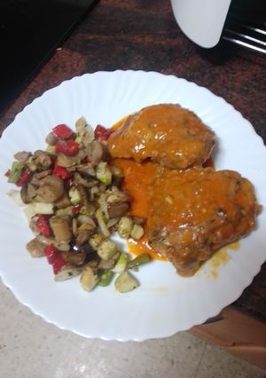 Una foto de Muslos de pollo en salsa con menestra de verduras y setas en freidora de aire