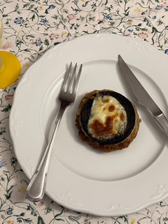 Una foto de Pincho de berenjenas rebozadas con morcilla y plátano caramelizado