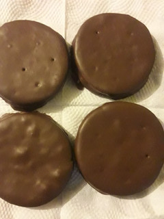 Una foto de Alfajores bañados en chocolate